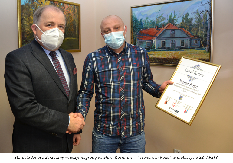 Starosta Janusz Zarzeczny wręczył nagrodę Pawłowi Kosiorowi - "Trenerowi Roku" w plebiscycie SZTAFETY
