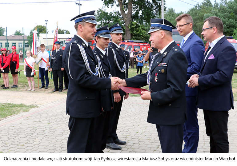 Odznaczenia i medale wręczali strażakom: wójt Jan Pyrkosz, wicestarosta Mariusz Sołtys oraz wiceminister Marcin Warchoł