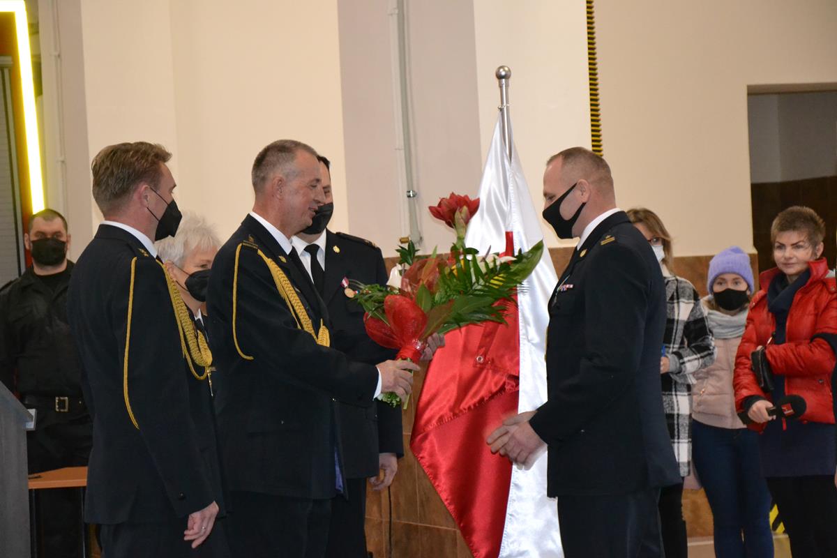 Uroczysty apel z okazji powołania komendanta powiatowego Państwowej Straży Pożarnej w Stalowej Woli. 