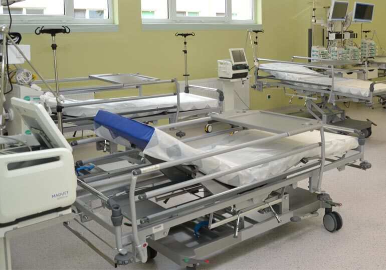 Kolejne łóżka w szpitalu dla pacjentów z COVID-19