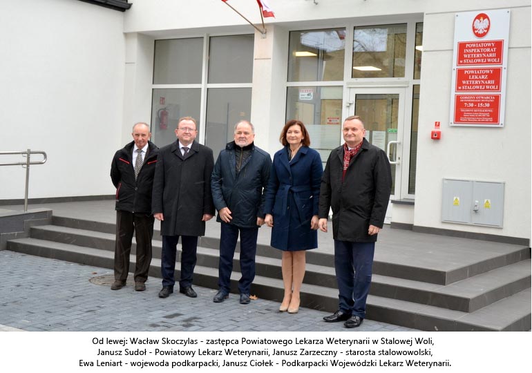 Od lewej Wacław Skoczylas - zastępca Powiatowego Lekarza Weterynarii w Stalowej Woli, Janusz Sudoł - Powiatowy Lekarz Weterynarii, Janusz Zarzeczny - starosta stalowowolski, Ewa Leniart - wojewoda podkarpacki , Janusz Ciołek - Podkarpacki Wojewódzki Lekarz Weterynarii.