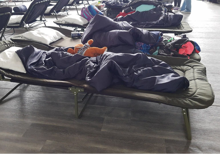 Łóżka dla uchodźców w sali w ZS nr 3.