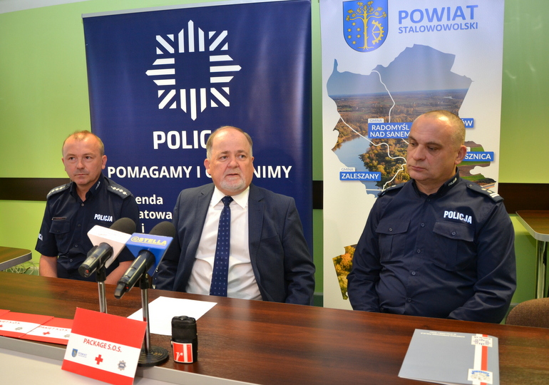Od lewej: insp. sztab. Robert Kotwica, starosta stalowowolski Janusz Zarzeczny, zasępca komendanta policji insp. Jacek Iracki