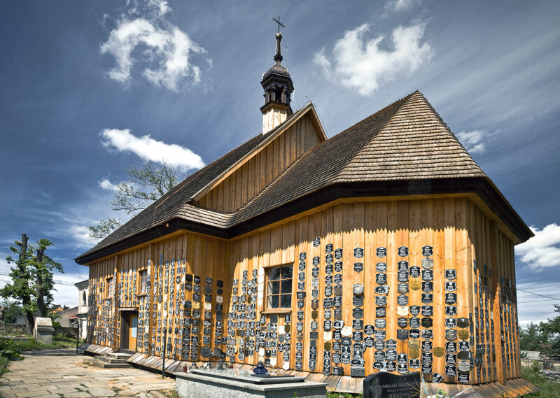 Ściany XVI-wiecznego kościoła pw. św. Anny w Zaklikowie są pokryte tabliczkami grobowymi