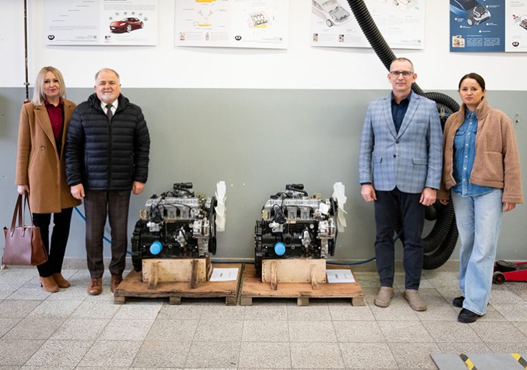 Liugong Dressta Machinery przekazała silniki dla uczniów CEZ